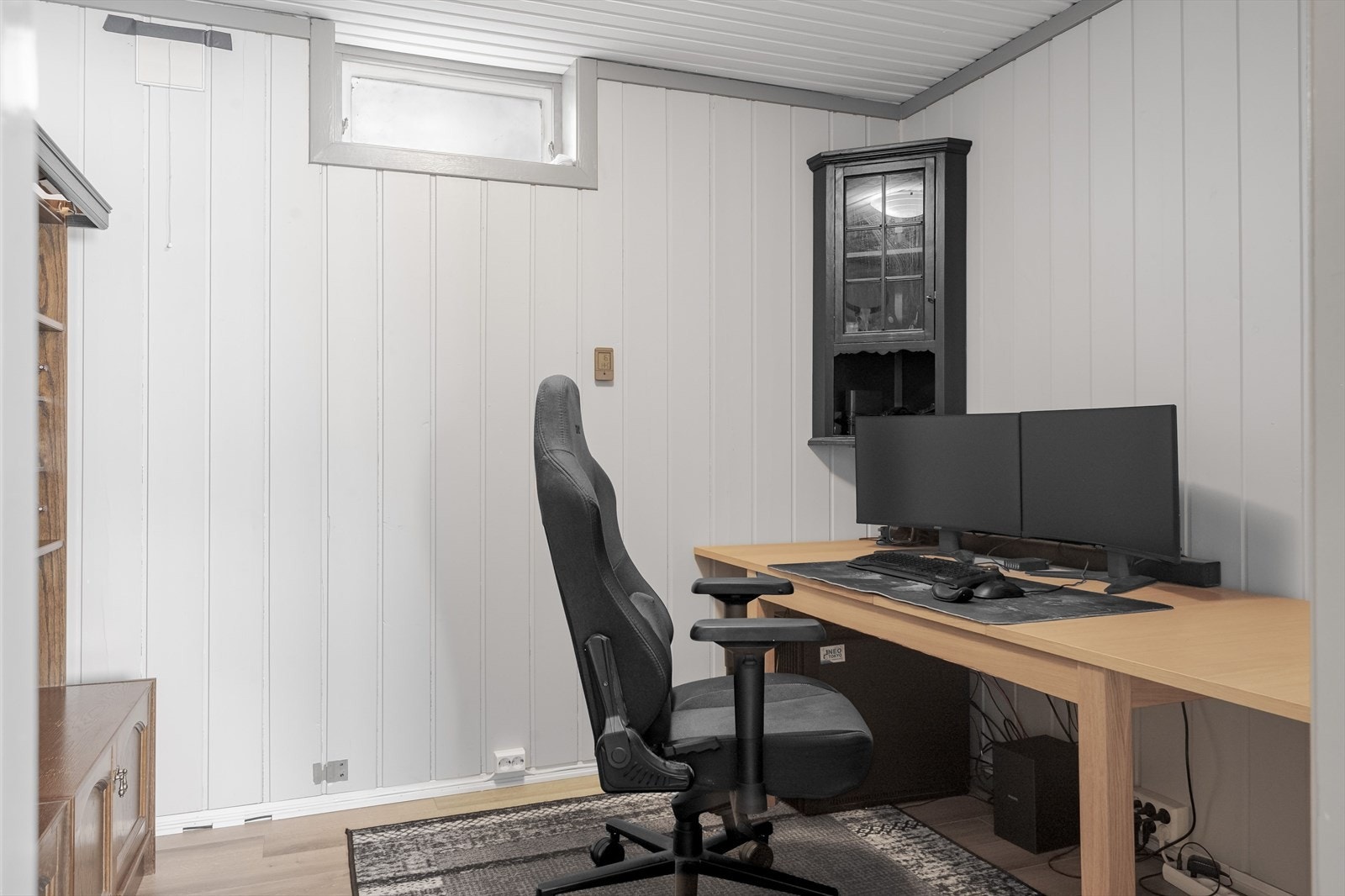 Rommet er i byggetegninger definert som oppbevaringsbod. Det er ikke kjent med at det er søkt om bruksendring for nevnte areal/rom. Rommene er derfor ikke godkjent for varig opphold. Se pkt. "Ferdigattest/brukstillatelse" for mer informasjon. Galleribilde