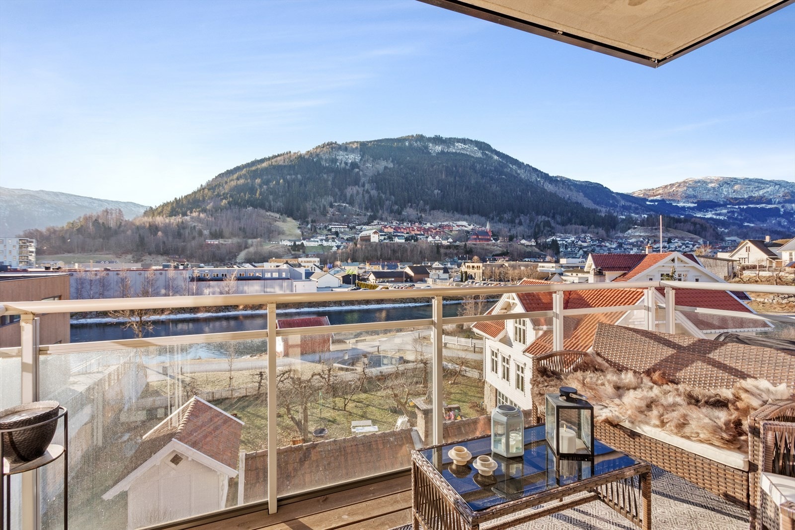 Sogndalselvi passerer roleg forbi på utsida. Her har ein flott utsikt til Stedje og Sogndalsdalen. Galleribilde