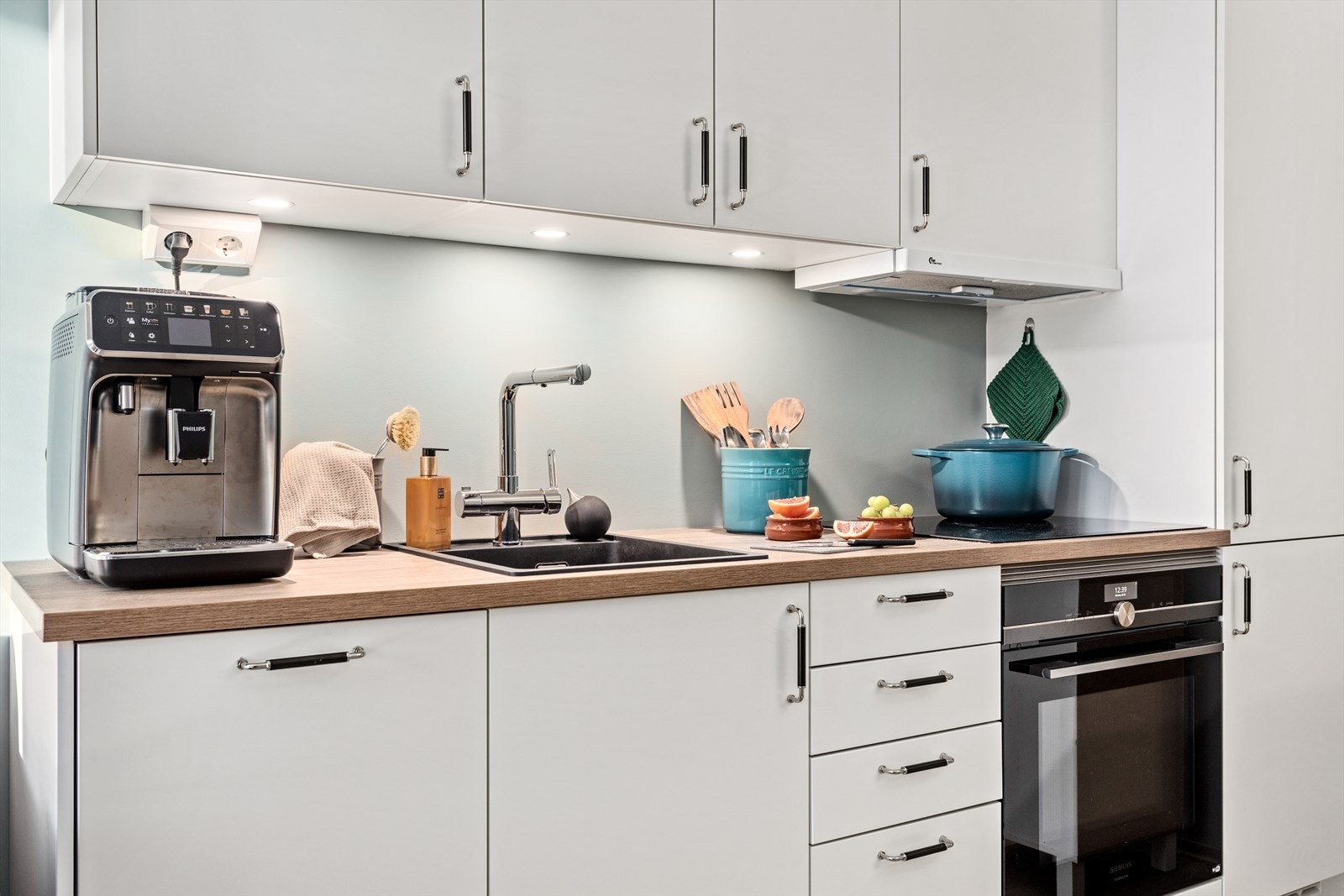 Mykje oppgradert og effektivt kjeøken. Det er tidlaus innreiing med kvite glatte frontar og innebygde kvitevarer. Galleribilde