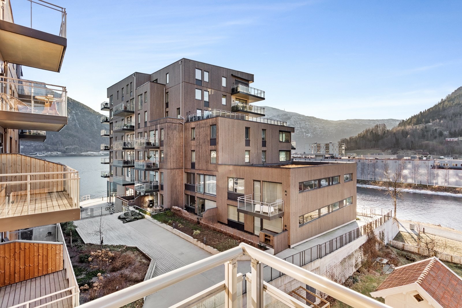 Ute på balkongen kan ein nyte sola frå ca. kl 10-21 sommarstid. Galleribilde