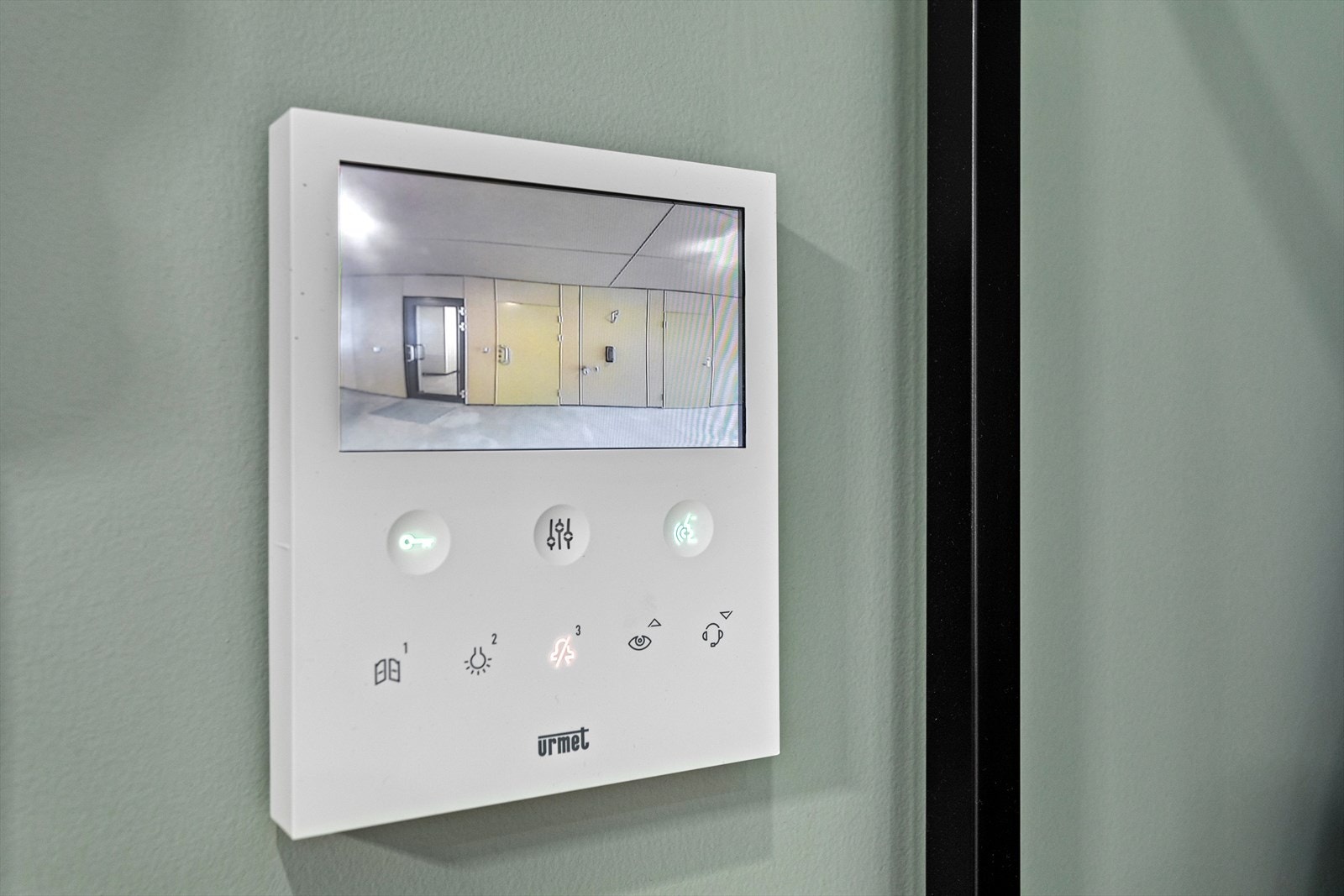 Sameige har ringeanlegg med kamera ved hovudinngangen - komplett med bildevisning i kvar leilegheit. Galleribilde