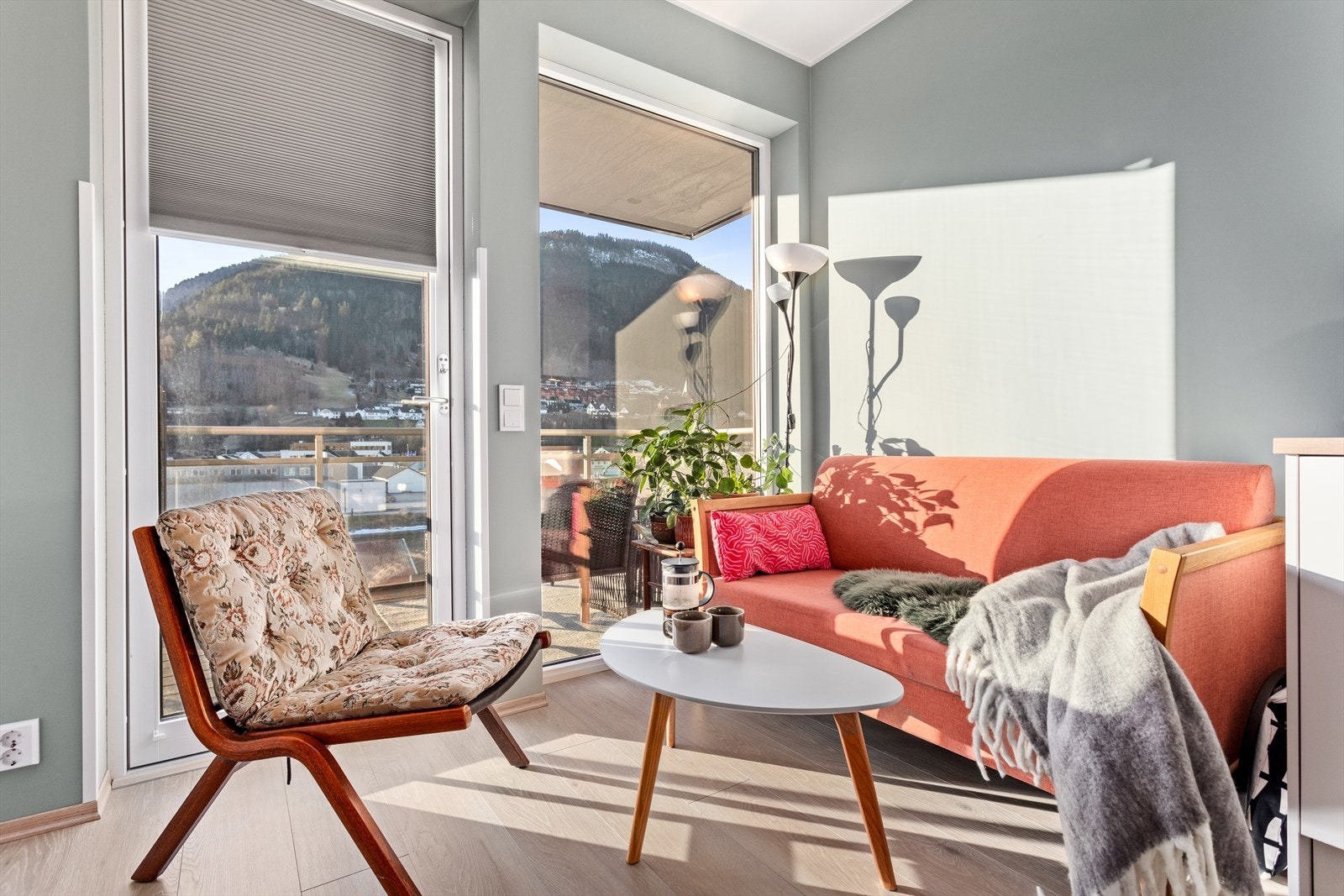 I enden av stova leiar glasdør ut til balkong med fin utsikt over elvi og mot dalen. Galleribilde