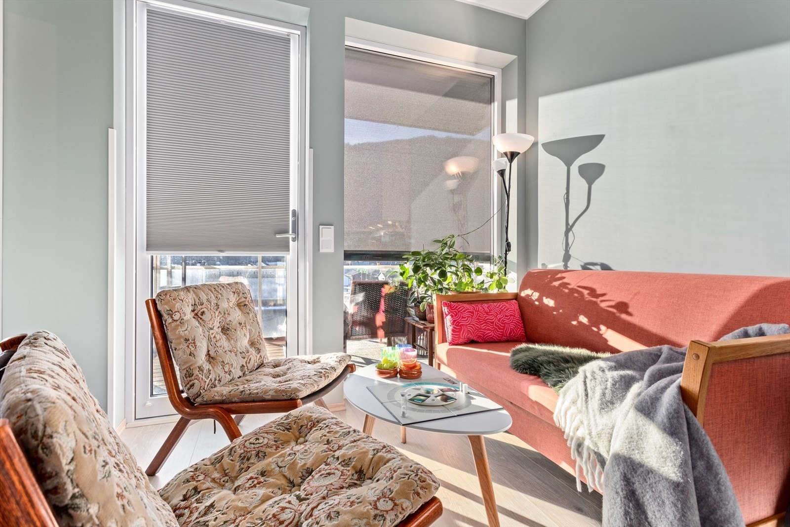 Leilegheita er oppgradert med både innvendig og utvendig solskjerming. Galleribilde