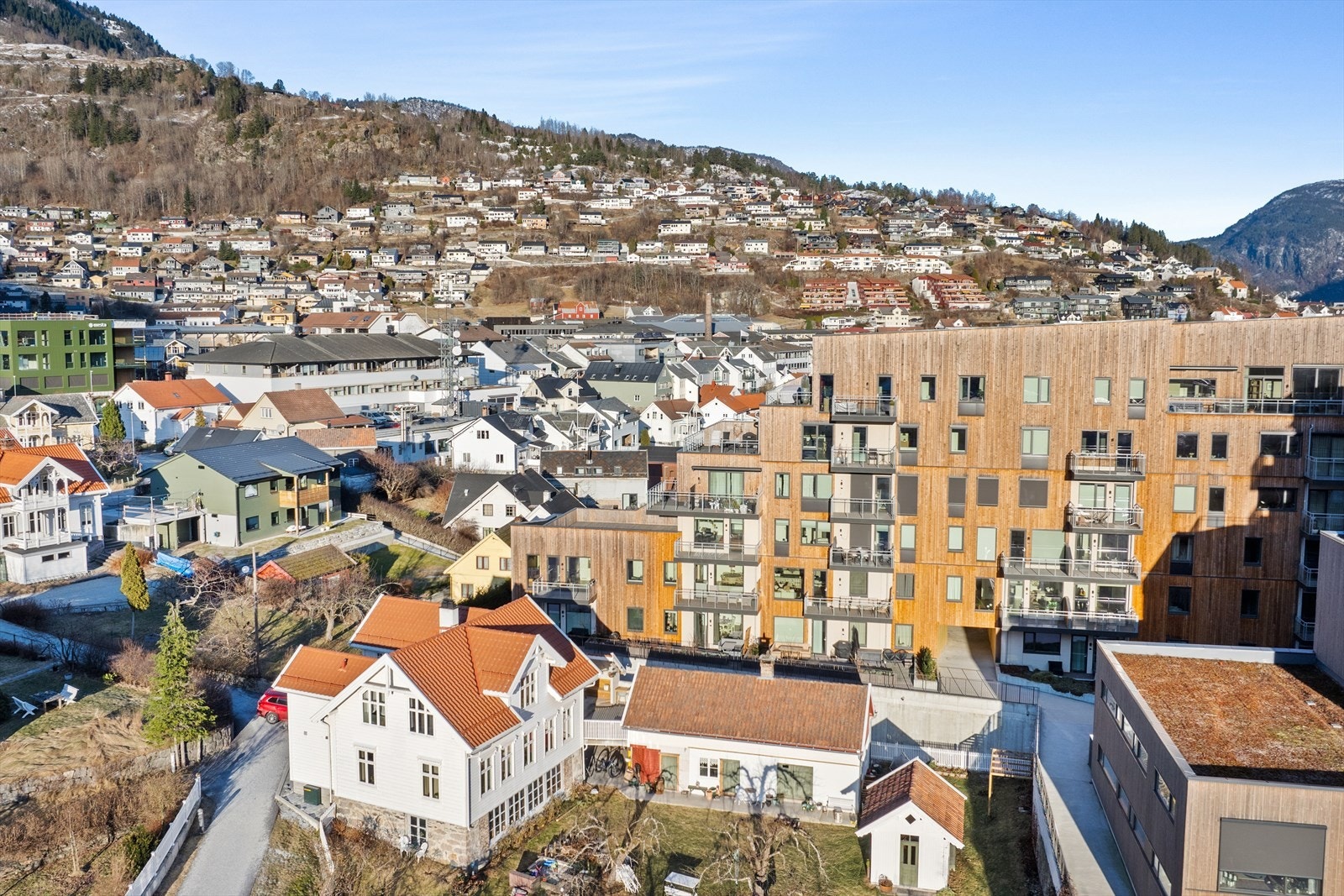 Med Lerum Brygge har du ein unik sjanse til å bu ved fjorden i Sogndal, midt i sentrum av saftbygdi, men likevel skjerma for trafikk. Galleribilde