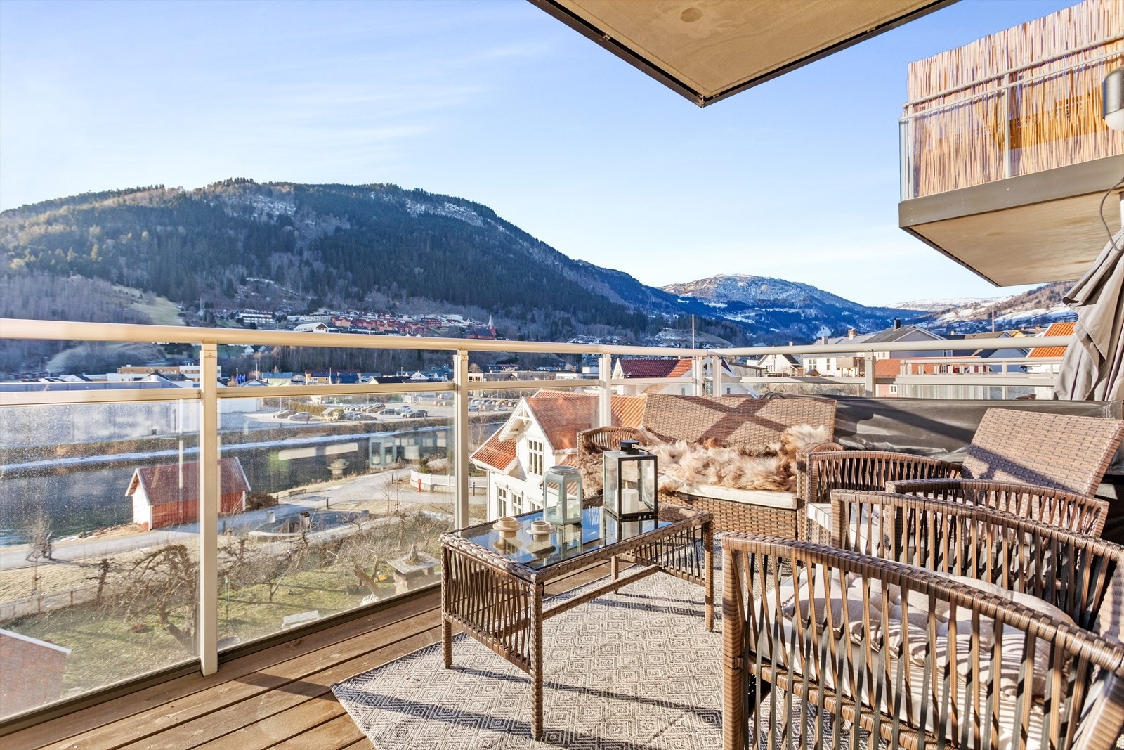 Velkommen til Lerum Brygge! Praktisk og stilig 2-roms leilegheit med internbeliggenheit i 3.etg. i B-blokka. Galleribilde