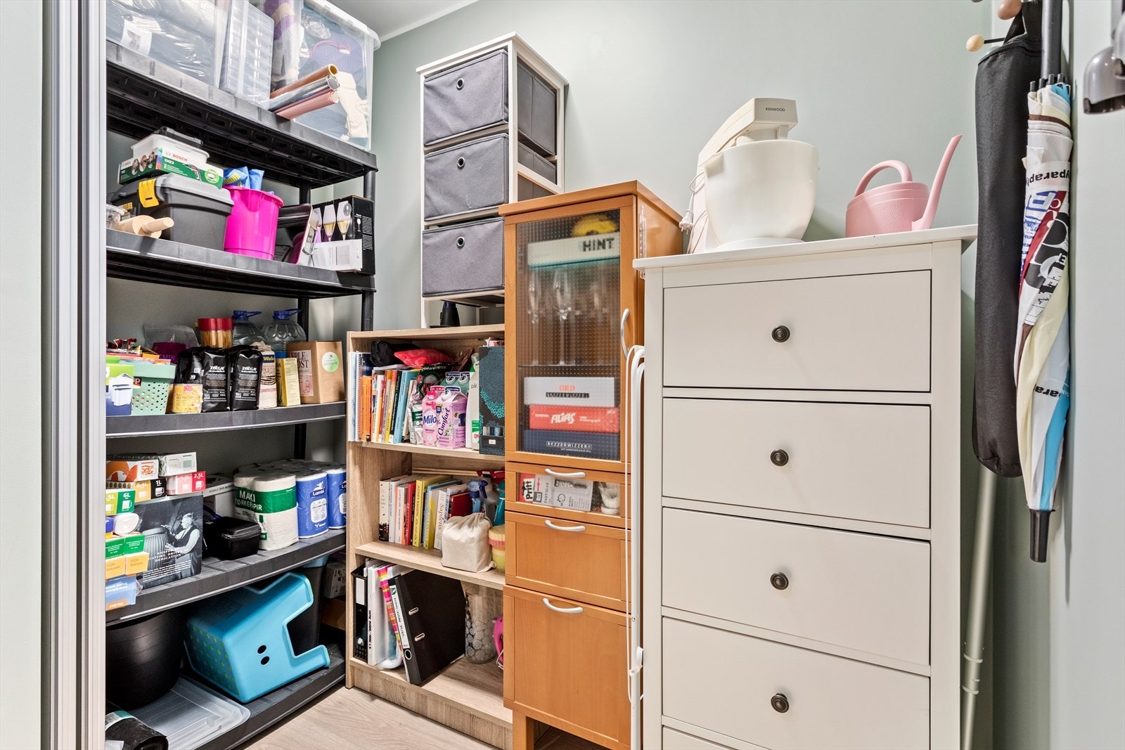 Praktisk bod i entré med skyvedører. Galleribilde