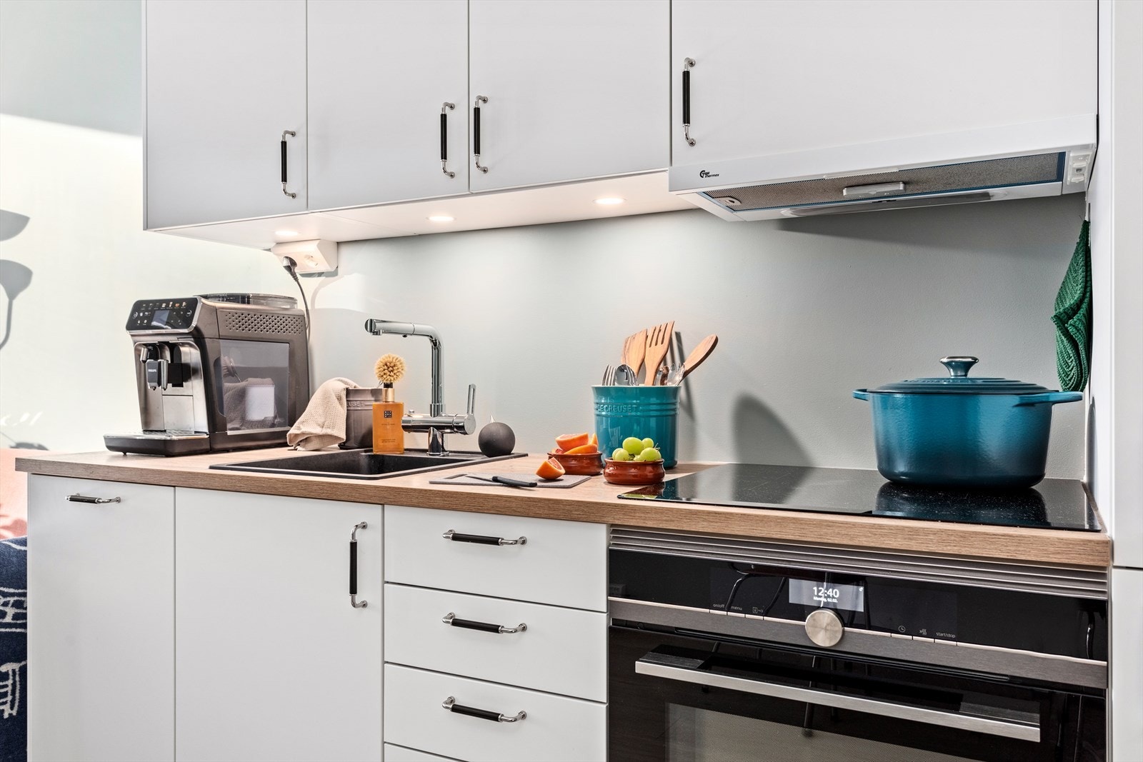 Kvitevarer er innebyd og består av kombinert steikeomn/mikro, platetopp, oppvaskmaskin og kombinert frys- og kjøleskåp. Galleribilde