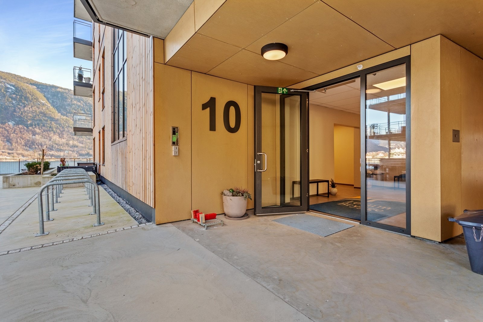 Leilegheita er ein del av Sameiet Lerum Brygge II som består av 45 bustadseksjonar. Galleribilde