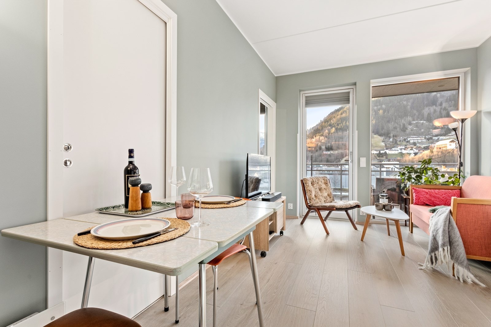 Frå stove/kjøkken er det 2 skyvedører inn til soverom. Galleribilde