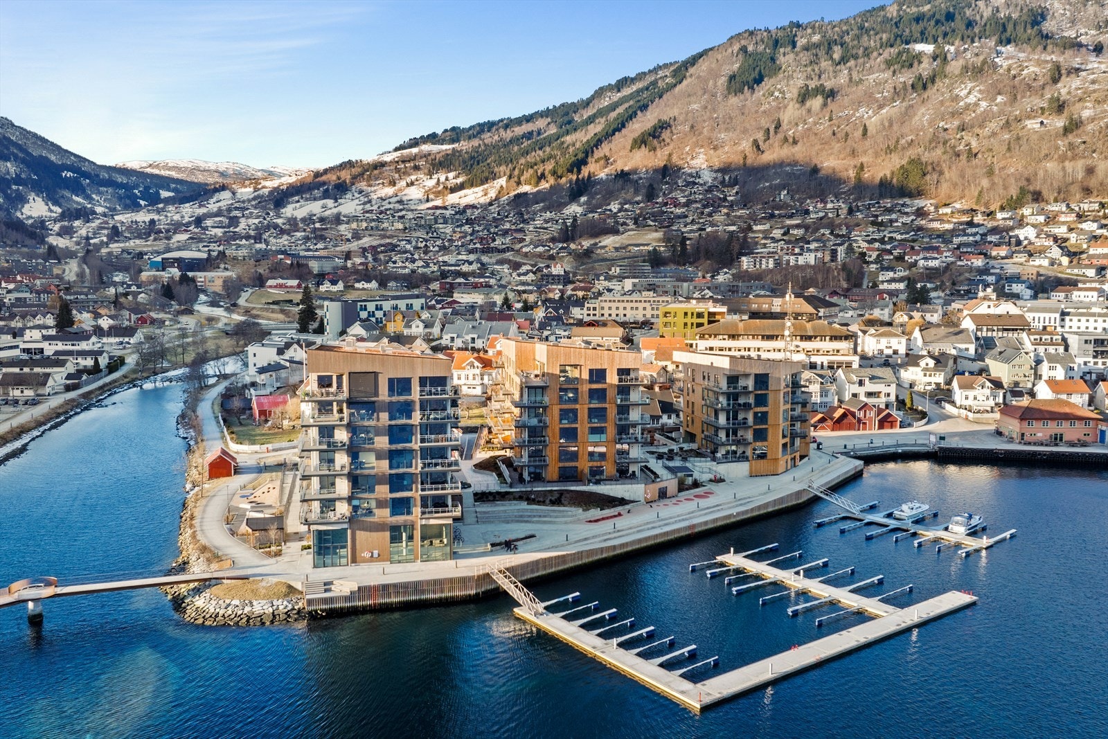 Lerum brygge ligg idyllisk til like ved fjorden, Sogndalselvi og Fjordstien, og er sentralt plassert i Sogndal sentrum. Galleribilde