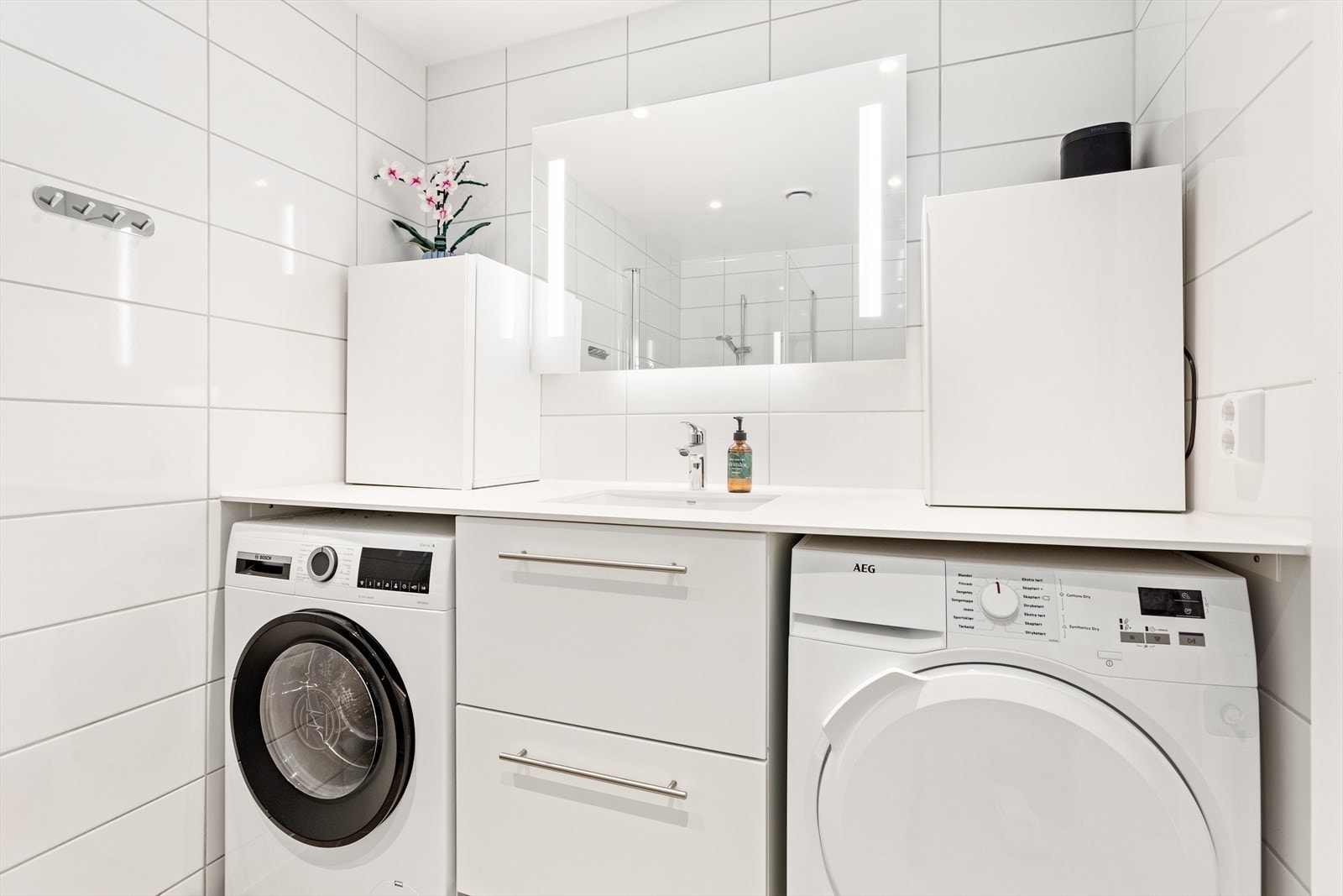Under benkeflate er det opplegg for både vaskemaskin og tørketrommel. Vaskemaskin og tørketrommel føl med i salet. Galleribilde