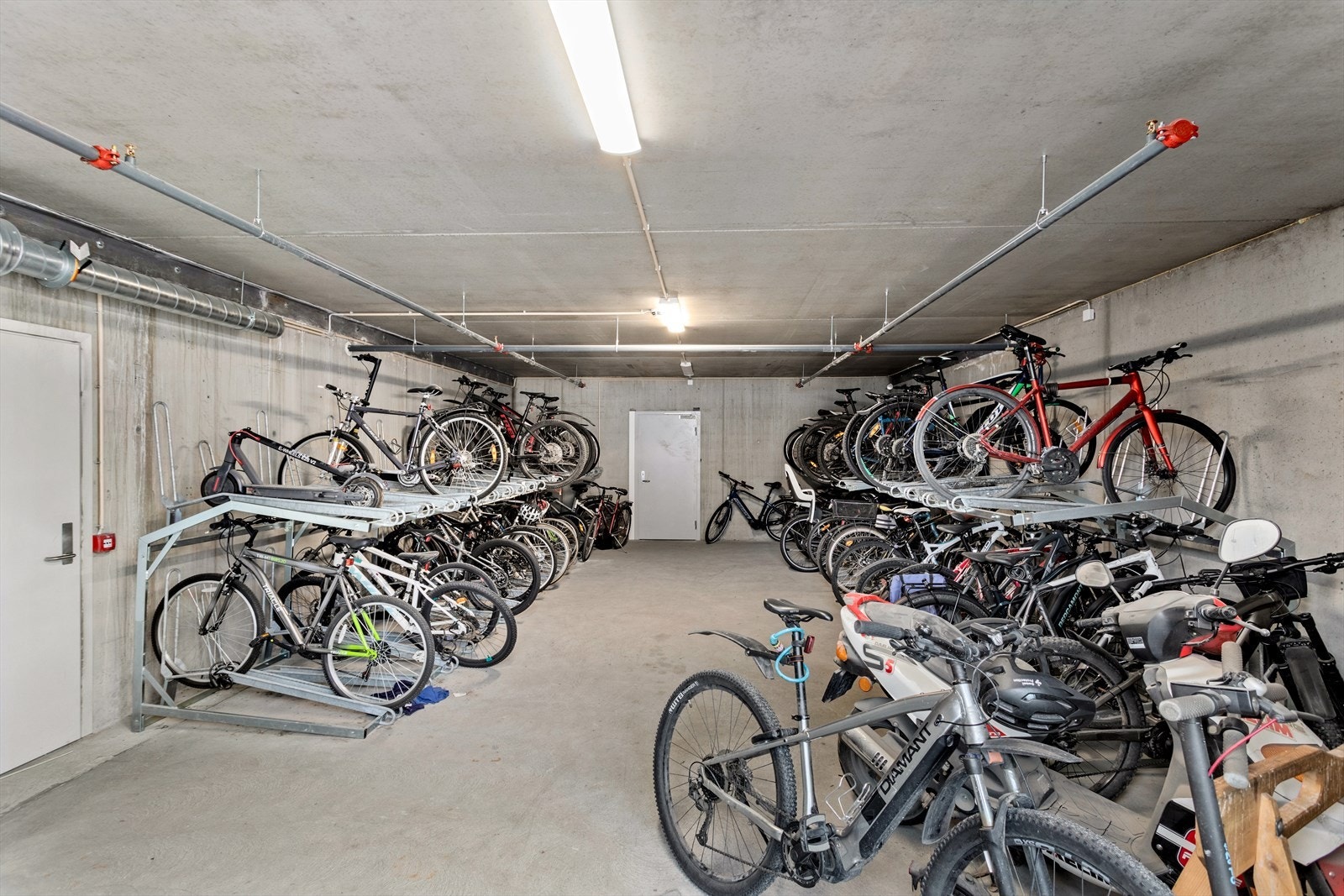 Felles bod med lagringsplass til syklar. Galleribilde