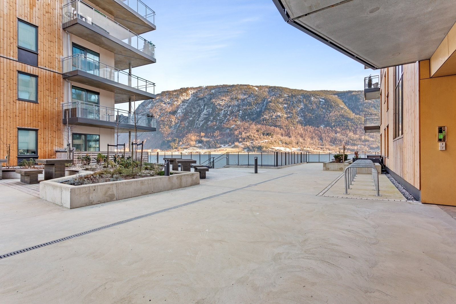 Fellesarealet utvendig er flott opparbeid med planter, tre, sittebenkar og bord. Galleribilde