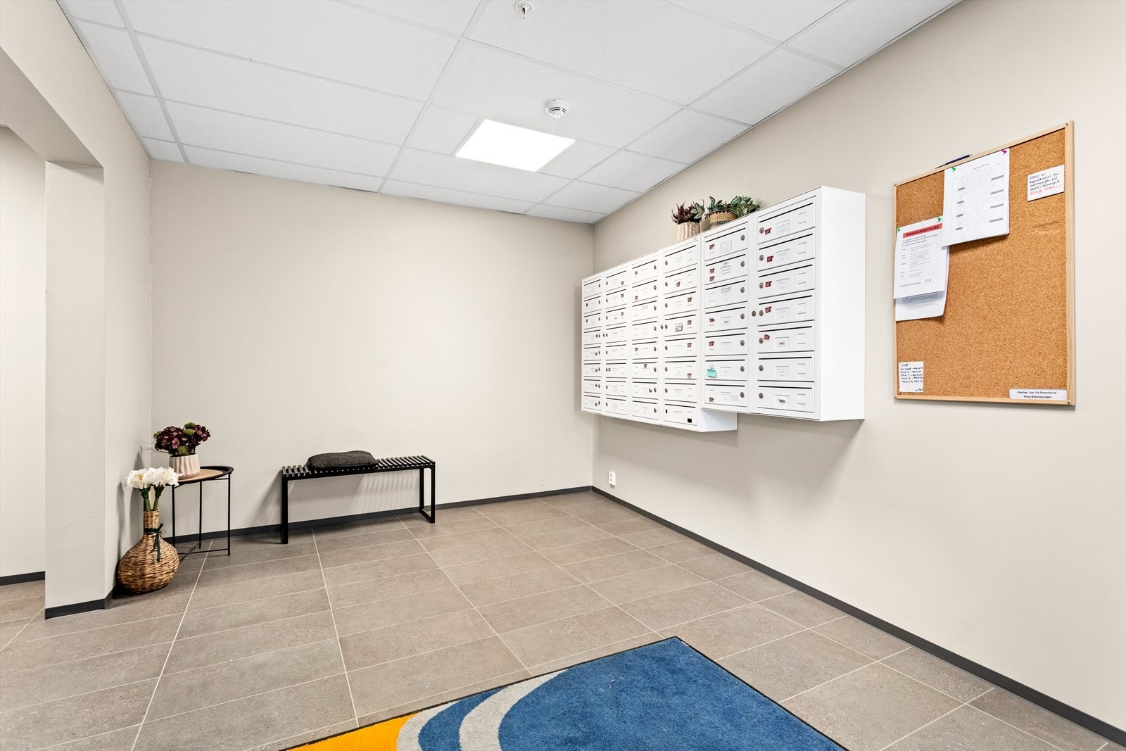 Leilegheitene har tilkomst både via trapper og heis. I fellesarealet er det også postrom. Galleribilde