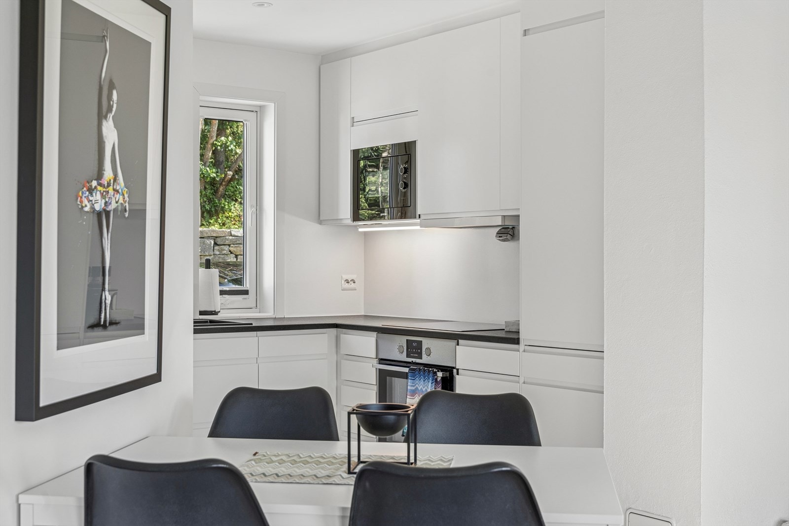 Stilrent kjøkken med slette overflater. Galleribilde