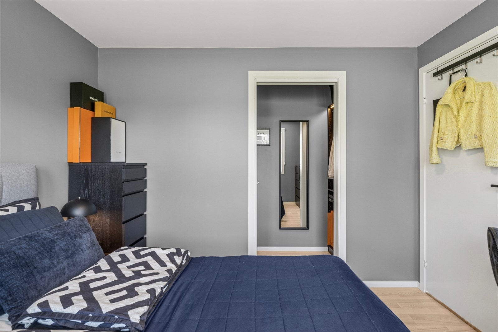 Soverom 1 med tilhørende bod som i dag benyttes som klesskap. Galleribilde