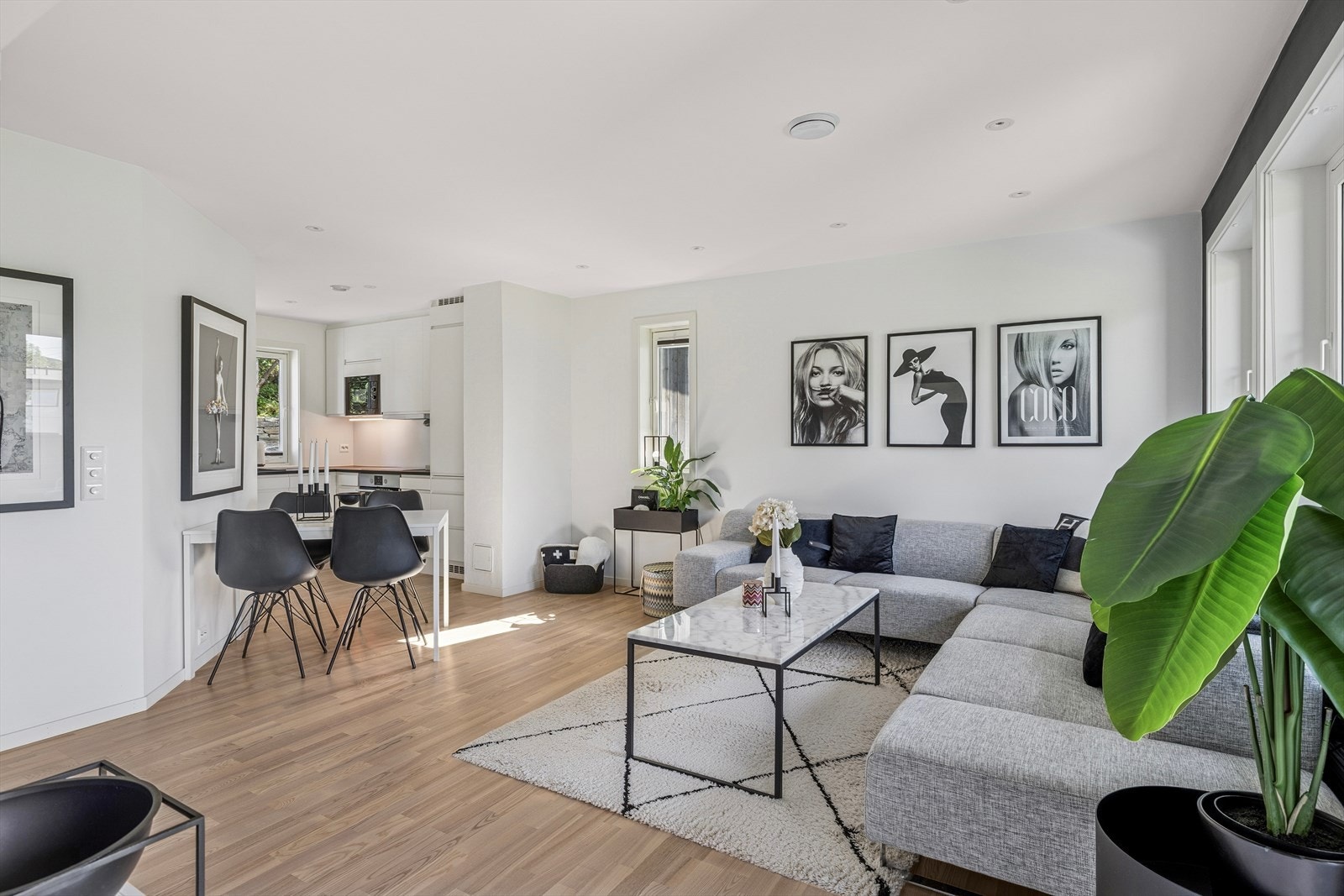 Stuen er enkel å møblere med både sofagruppe samt spisebord. Åpen stue / kjøkken løsning. Galleribilde