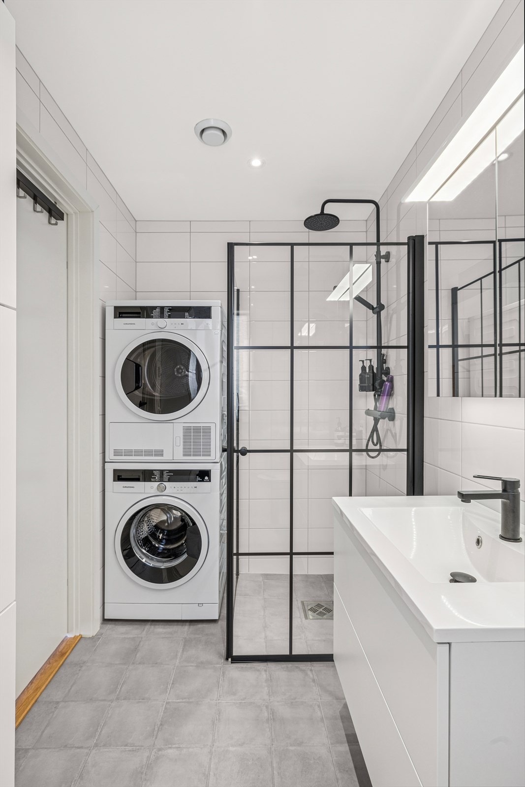 Sorte detaljer på badet gir rommet et moderne preg. Galleribilde