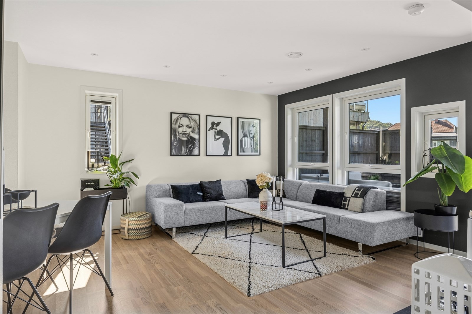 Stuen har slette overflater, spotter i taket og er malt med kontrast vegg. Galleribilde