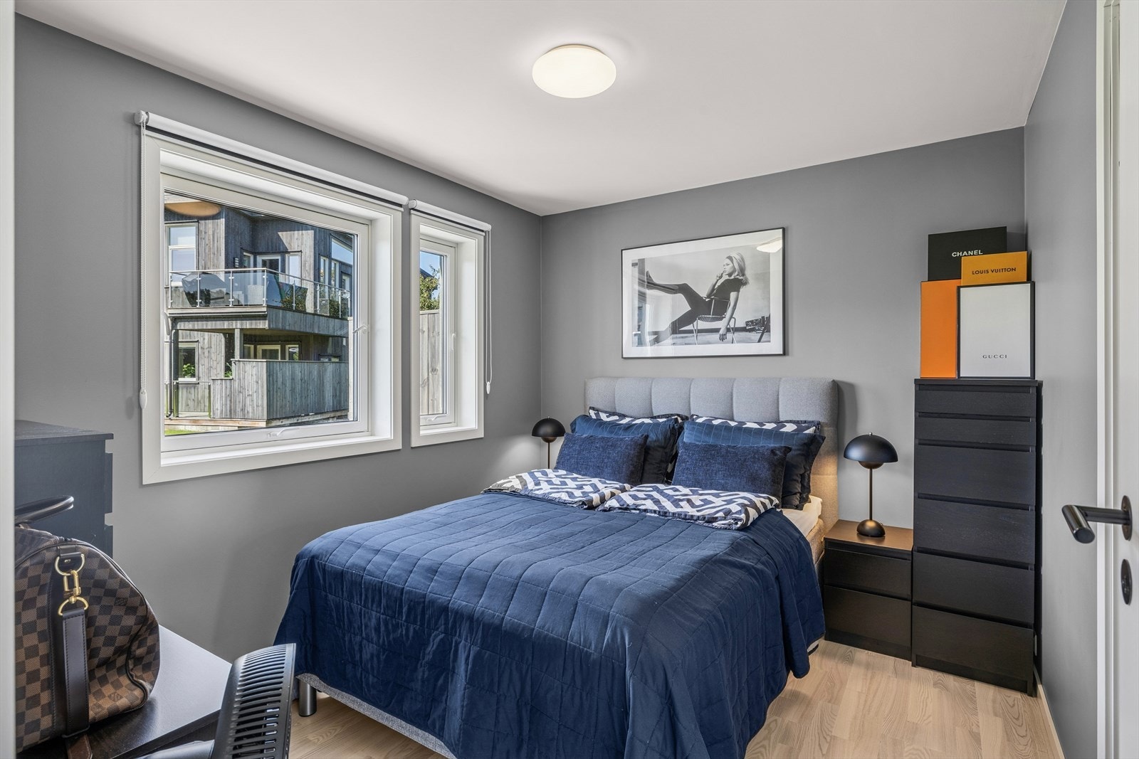 Soverom 1, hoved soverommet er av god størrelse med plass til dobbeltseng og andre soverom møblementer. Galleribilde