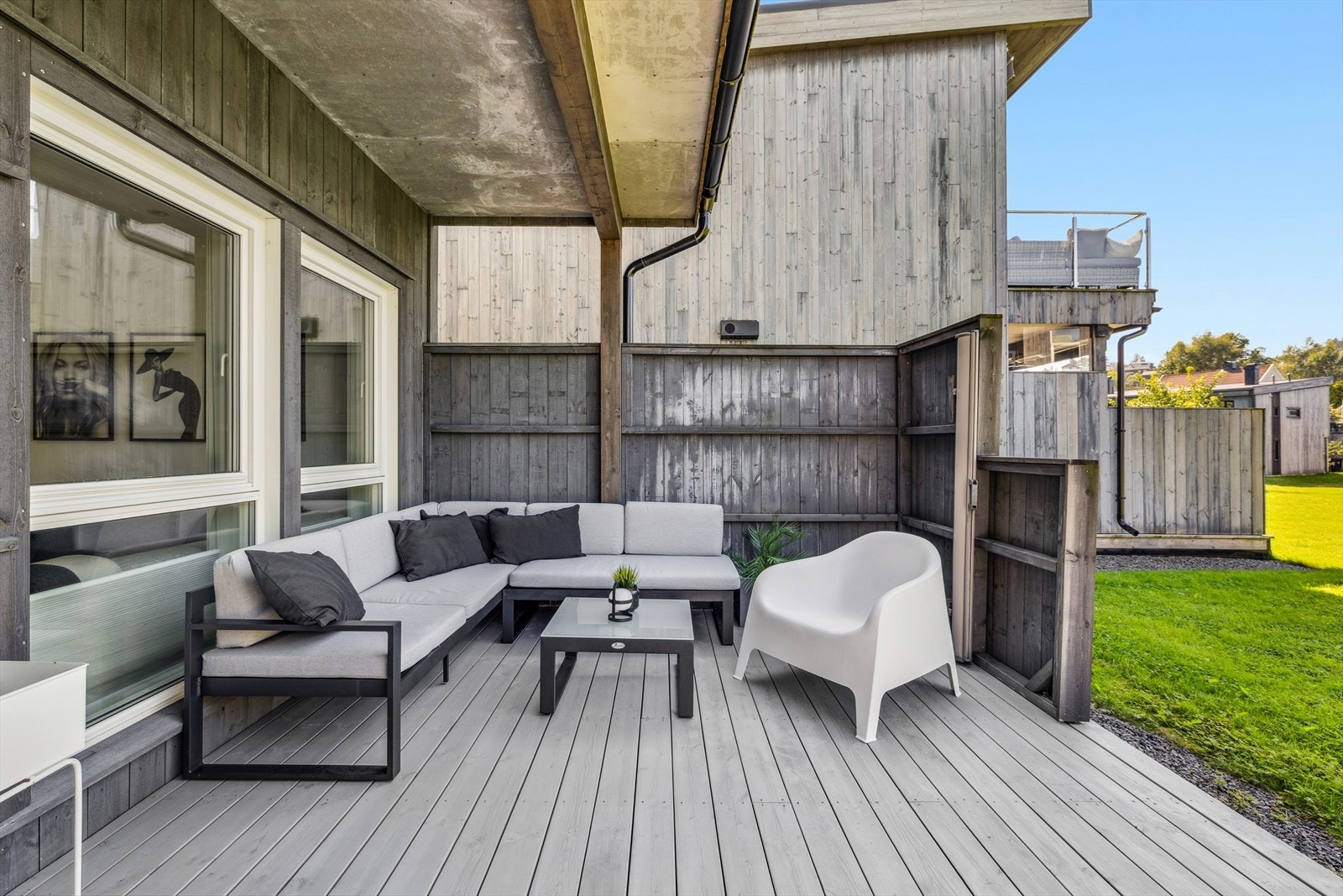 God plass til sittegruppe på terrassen. Galleribilde