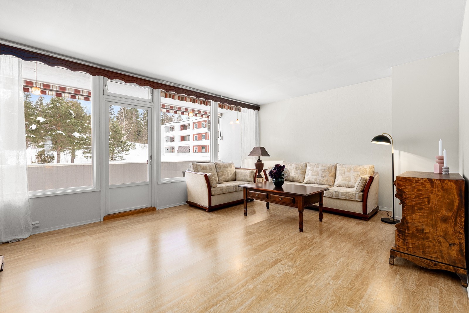 Sentrumsnær 3-roms andelsleilighet i etablert boligområde - Gangavstand til Vikersund sentrum - Balkong Galleribilde