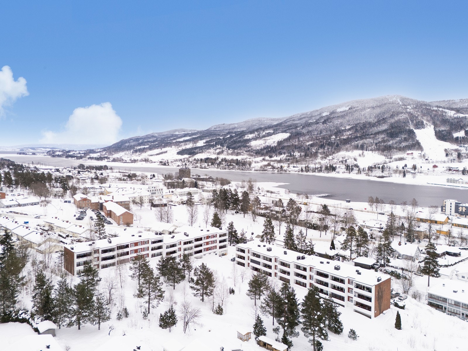 Beliggenheten er svært sentral med kun få minutters gange til Vikersund sentrum, som byr på et bredt utvalg av servicetilbud. Galleribilde