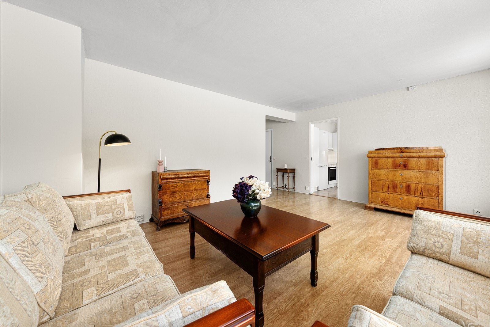 Innvendige overflater har gulv belagt med laminat, vegger med malte flater og tapet, samt tak som er malt. Galleribilde