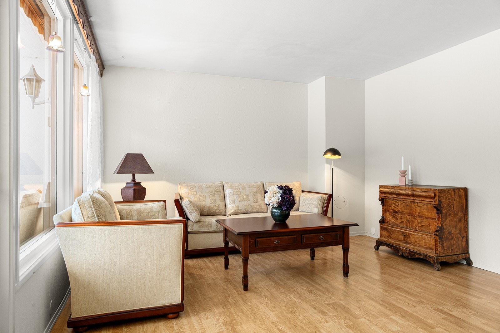 Store vindusflater slipper inn for med naturlig dagslys. Galleribilde