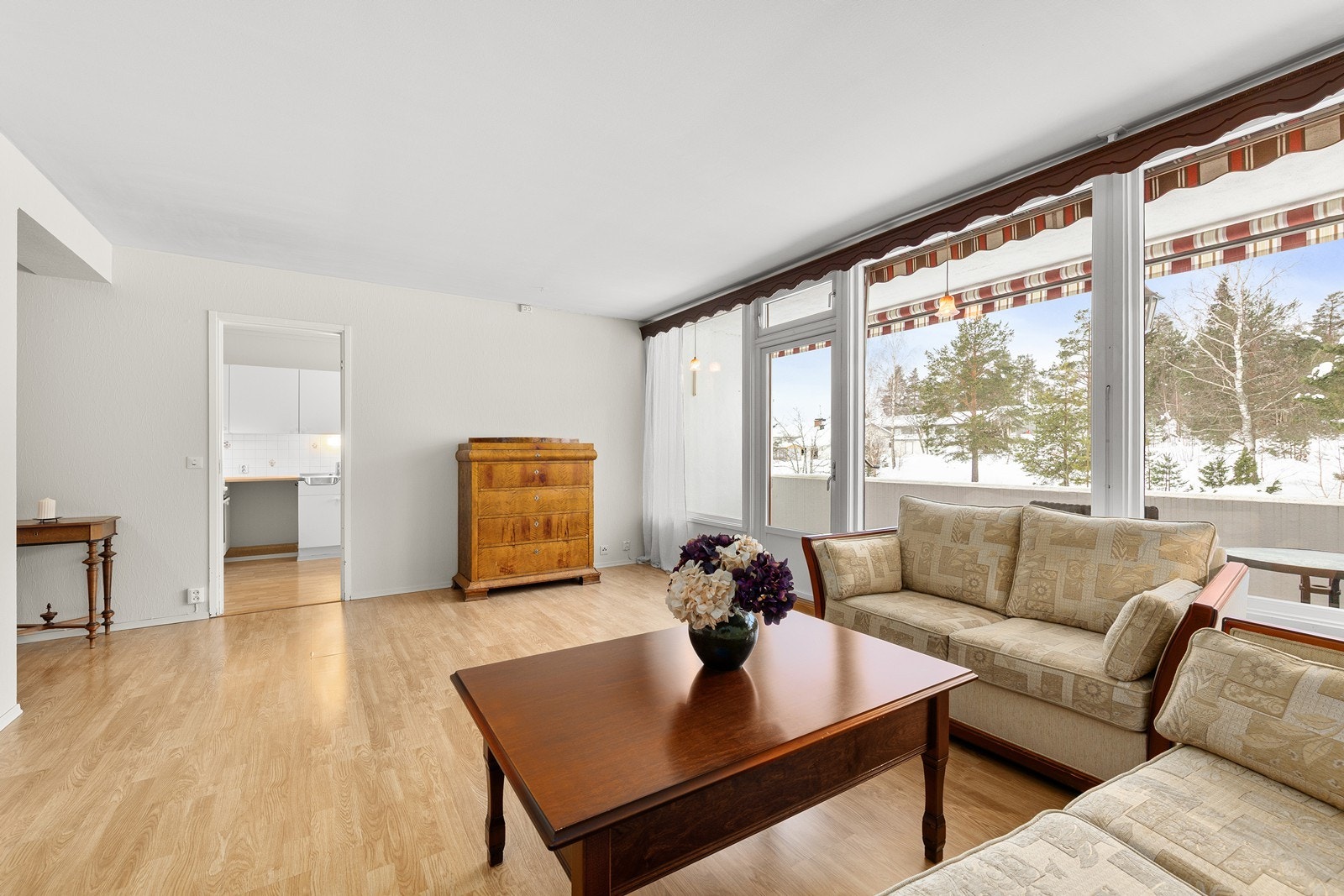 Leiligheten har en gjennomgående planløsning med en koselig, overbygget balkong. Galleribilde