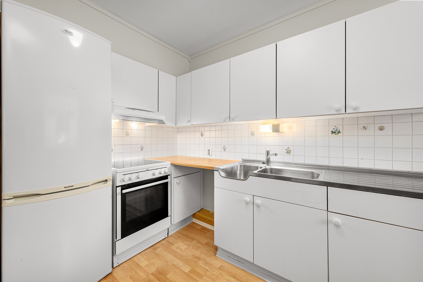 Det er også montert kjøkkenventilator over komfyren. Galleribilde