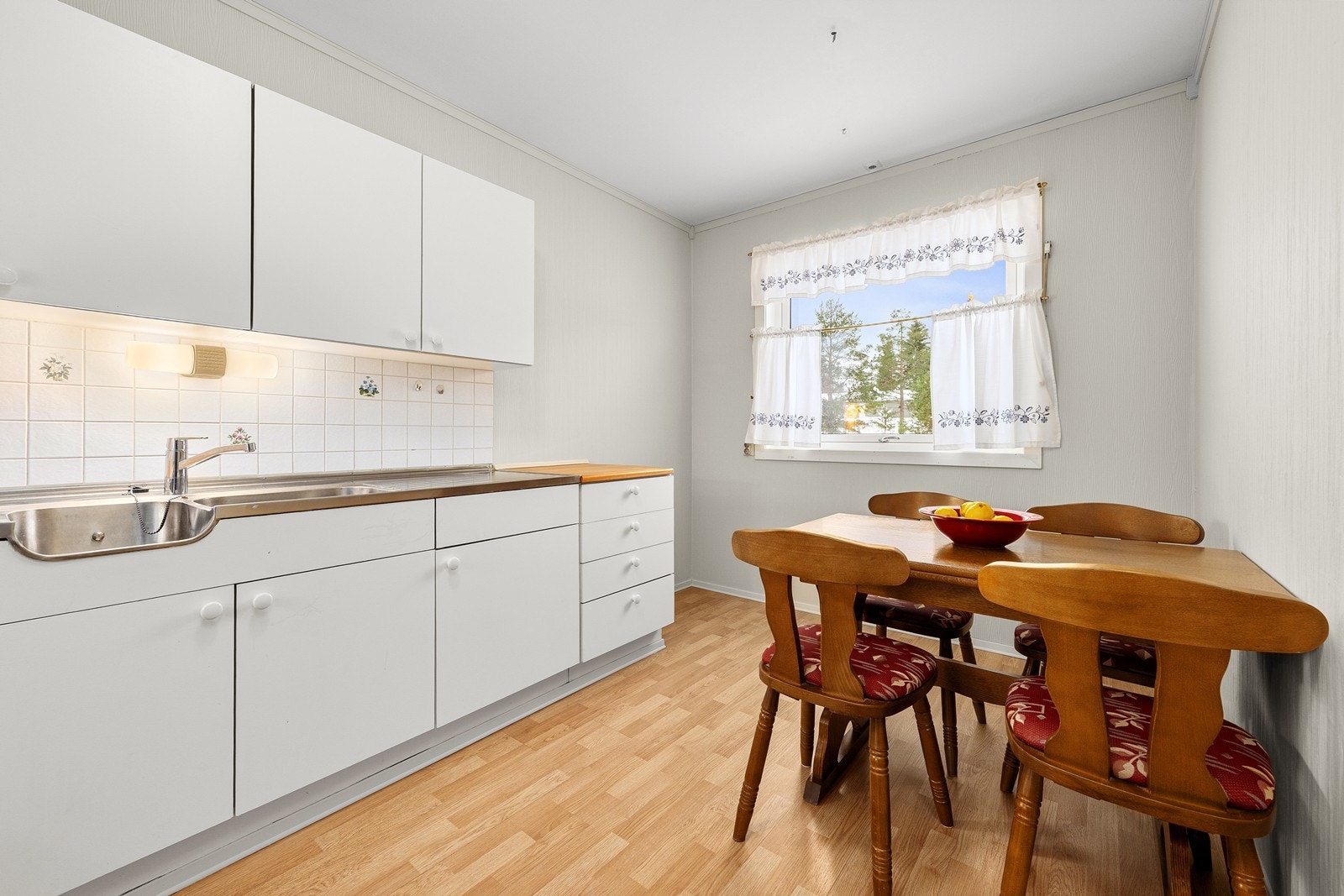 Kjøkkenet er utstyrt med en eldre innredning med malte slette fronter. Galleribilde