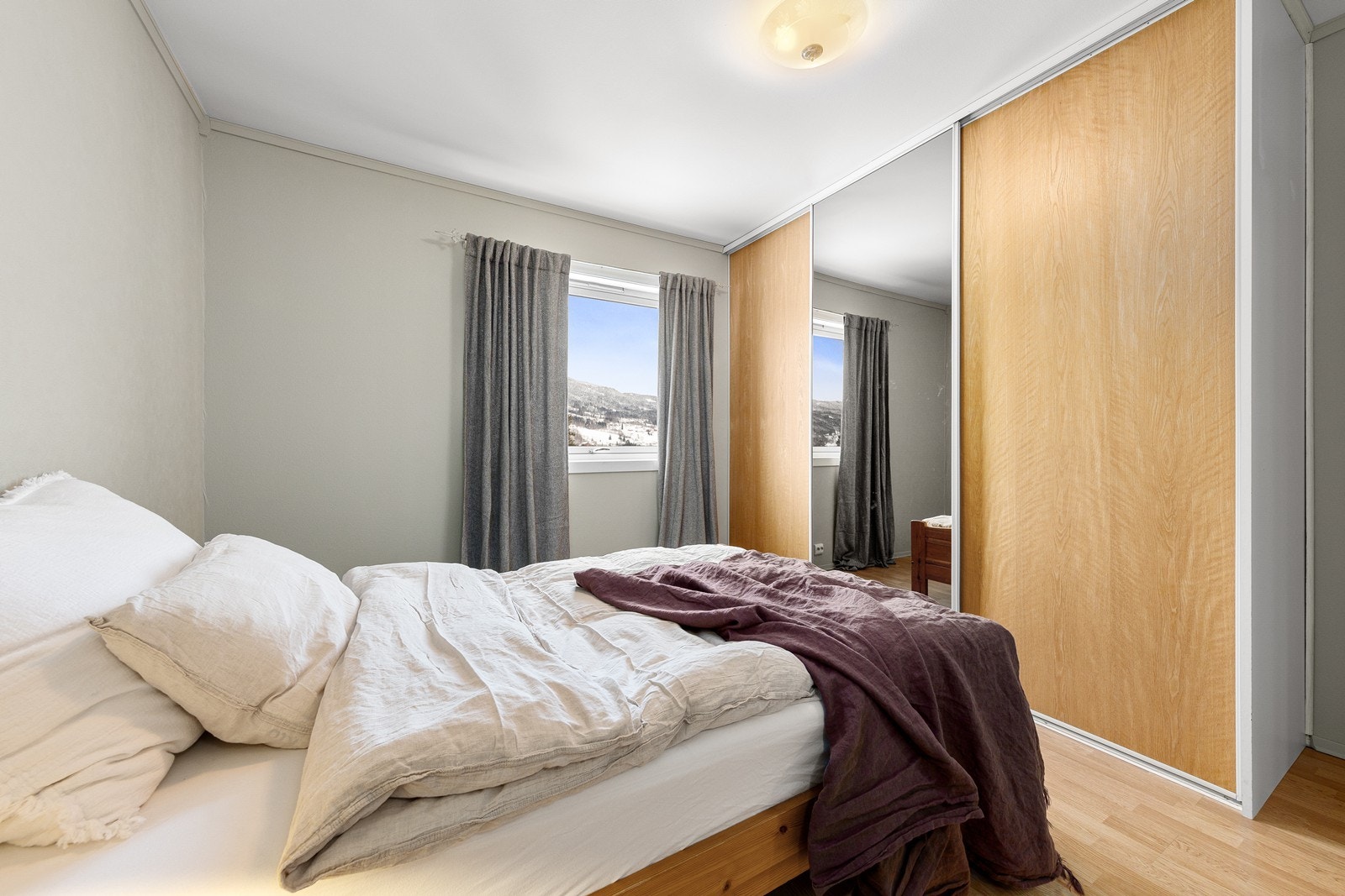 Hovedsoverommet gir plass til møblering av dobbeltseng og har godt med oppbevaring i skyvedørsgarderobe. Galleribilde