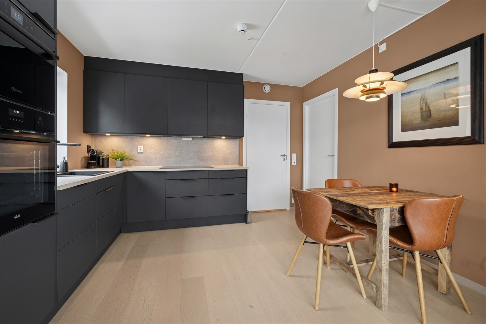 Stilrent kjøkken! Godt med skap- og benkeplass. Galleribilde