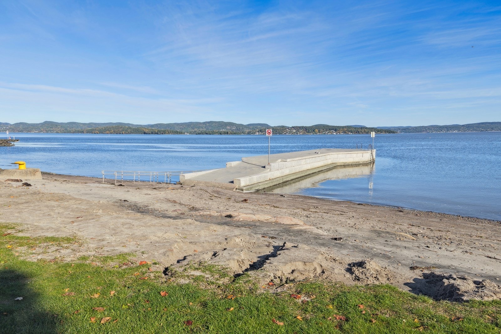 Her kan du ta en spasertur langs den vakre strandpromenaden, eller legge ut med kajakken fra småbåthavnen - alt rett utenfor døren.. Galleribilde