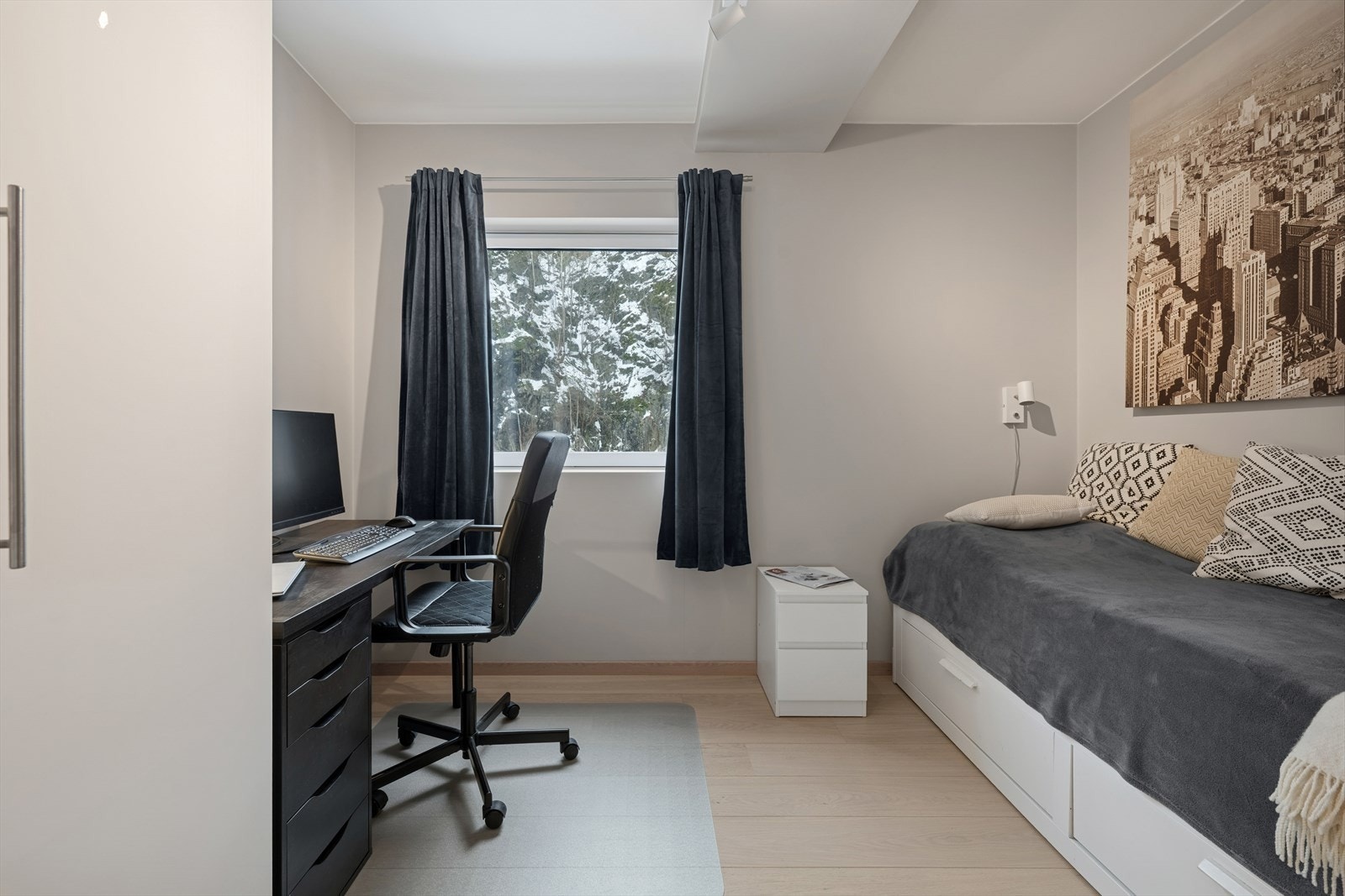 Lyst og innbydende soverom med romslig plass til både seng og et praktisk hjemmekontor. Galleribilde