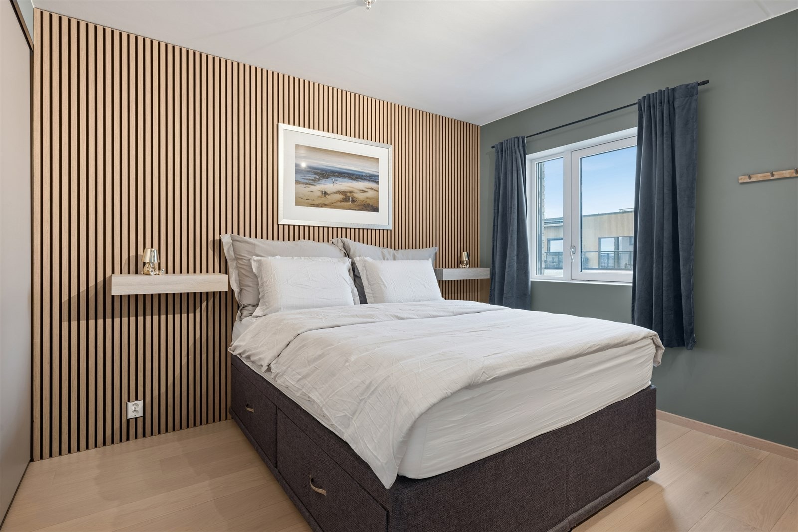 Romslig soverom med delikate detaljer og en spilevegg som løfter uttrykket. Galleribilde