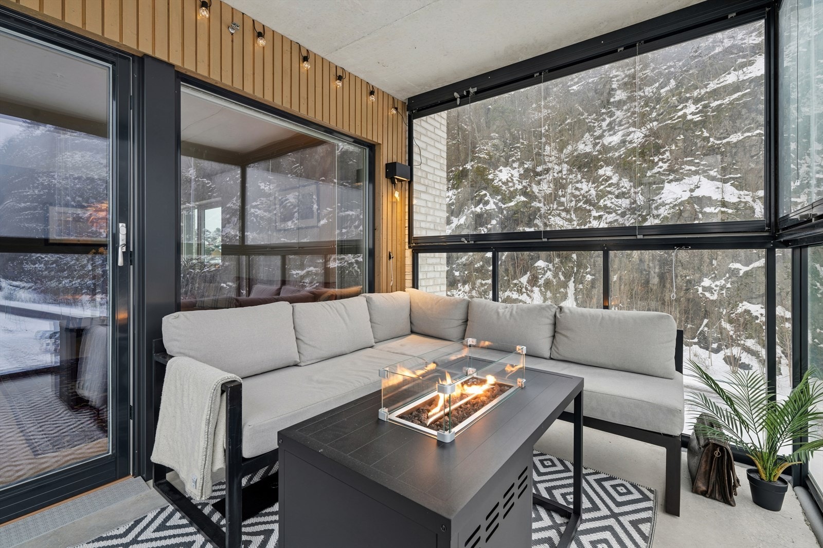 Romslig balkong til stor glede på gode og varme sommerdager. Galleribilde