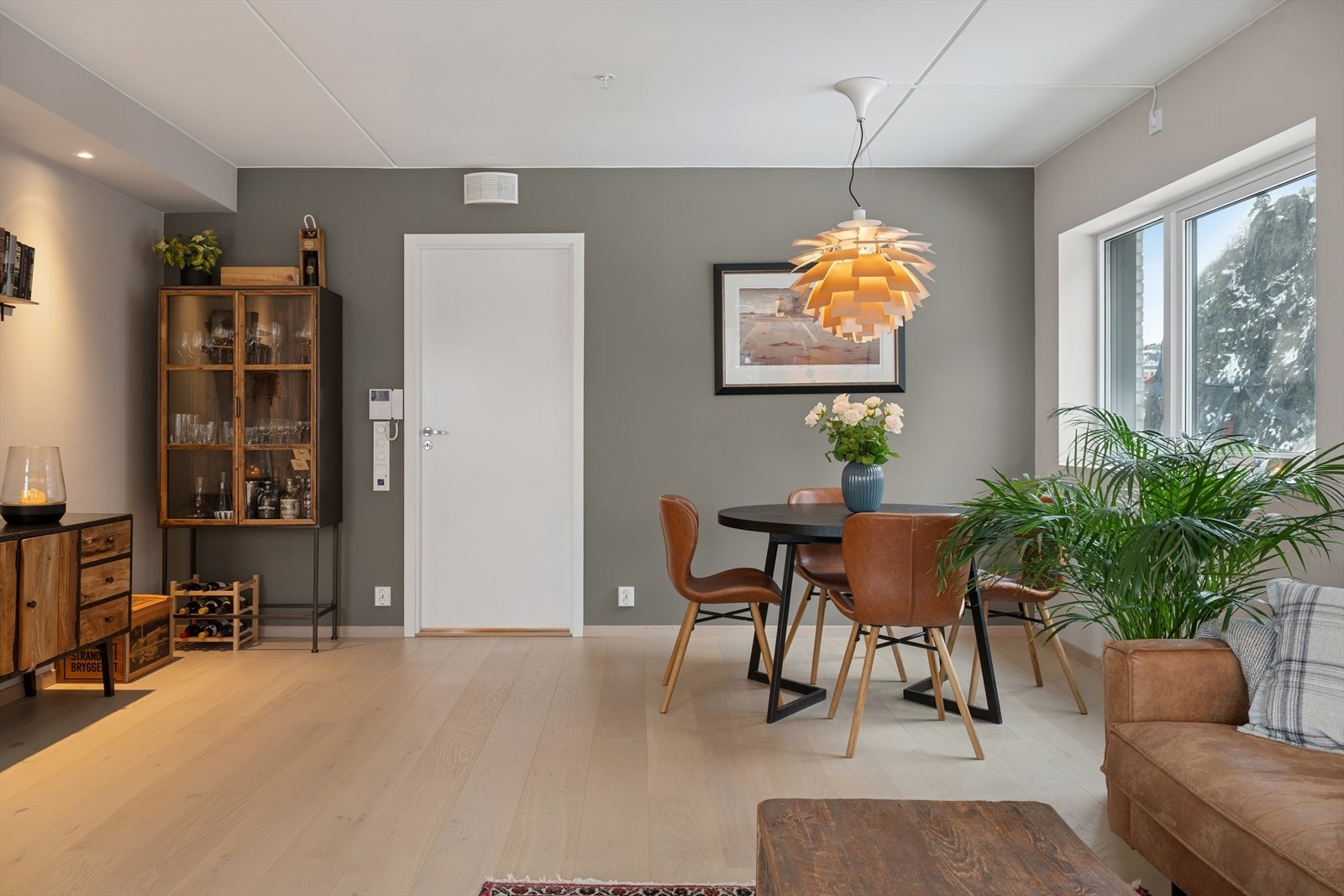 Stue malt i en dus og tidsriktig farge som gir en lun og behagelig atmosfære. Galleribilde