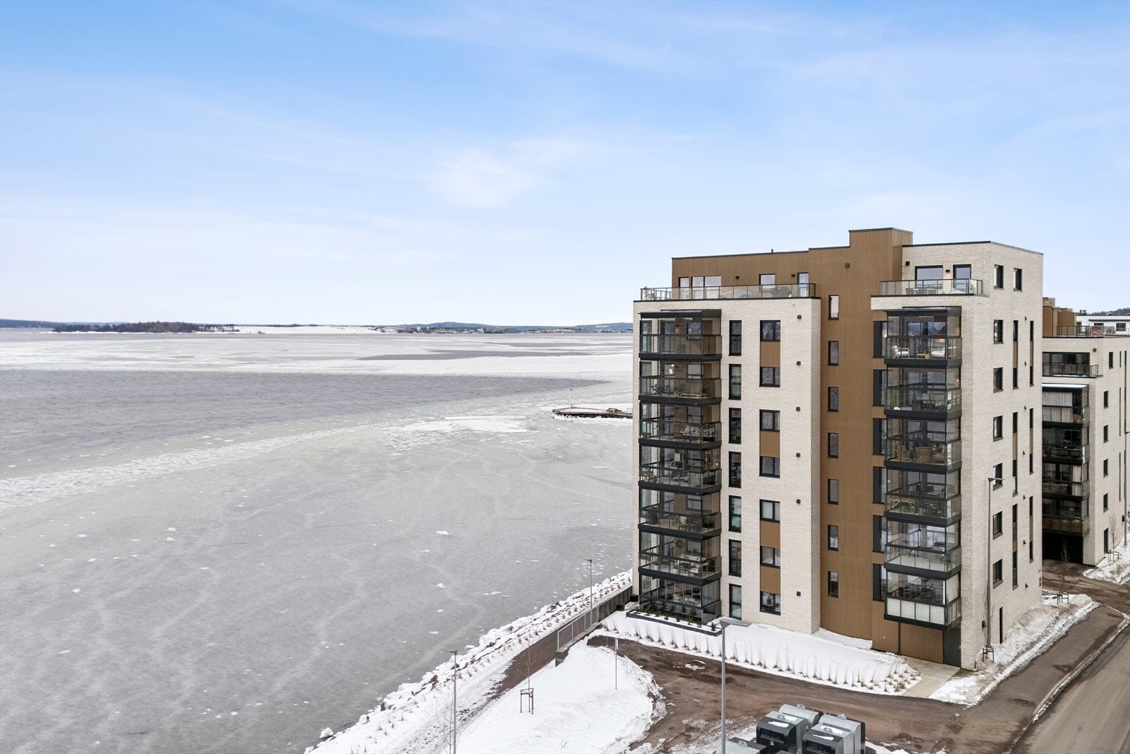 Umiddelbar nærhet til sjøen med strandsone, badebrygge og båthavn. Byen er kjent for sitt idylliske båt- og bryggeliv, hvor man kan spasere langs bryggekanten og nyte utsikten mot fjorden. Galleribilde