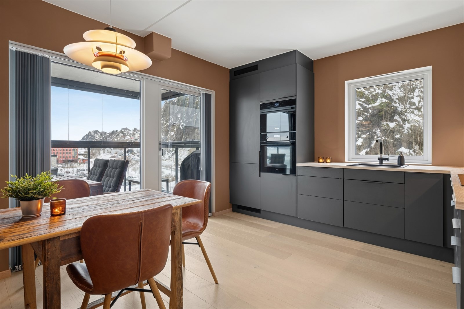 Godt utstyrt kjøkken med integrerte hvitevarer som komfyrtopp, stekeovn, mikroovn, oppvaskmaskin og kjøl/fryseskap. Galleribilde