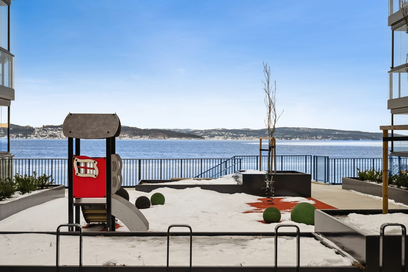 Her får du et trygt og trivelig fellesområde med eget lekeareal for de aller minste. Galleribilde