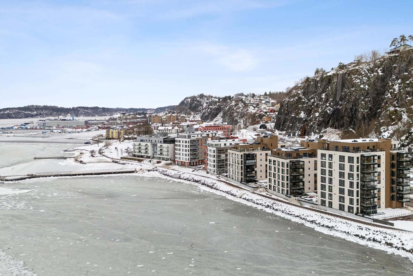 Holmestrand - umiddelbar nærhet til en moderne jernbanestasjon med heis til fjellet. Det er enkelt for pendlere å komme seg til både Tønsberg, Drammen og Oslo. Galleribilde