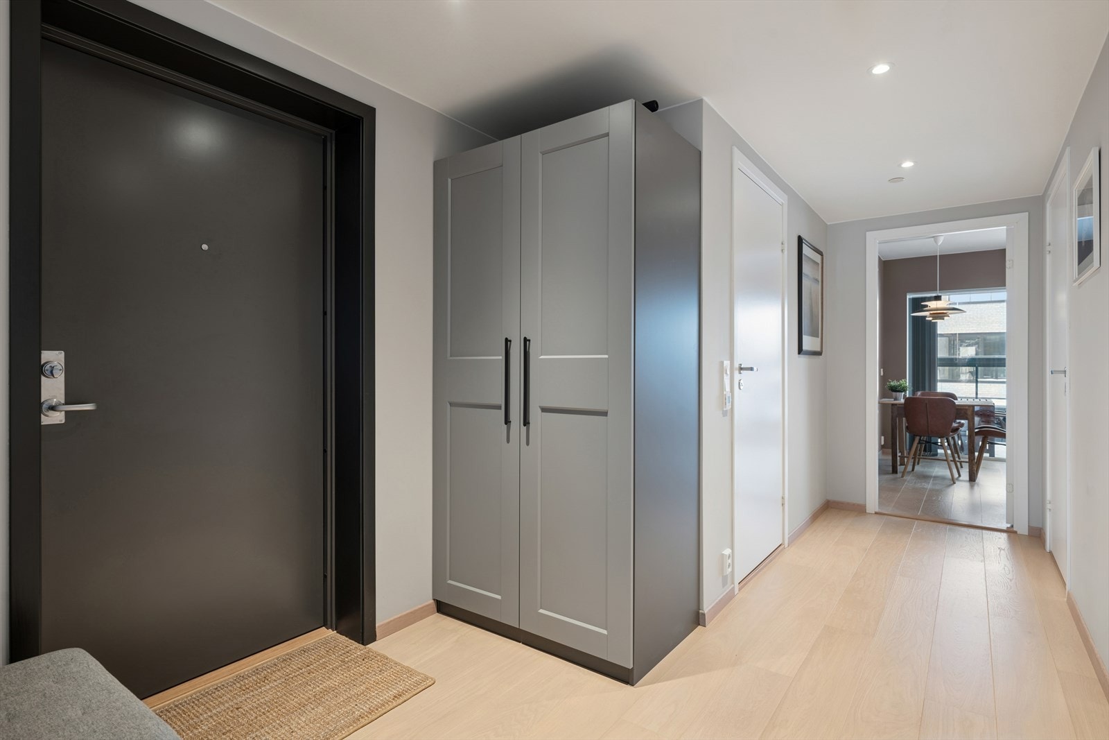 Innbydende entrè med god plass til å henge fra seg klær og sette fra seg sko. Galleribilde