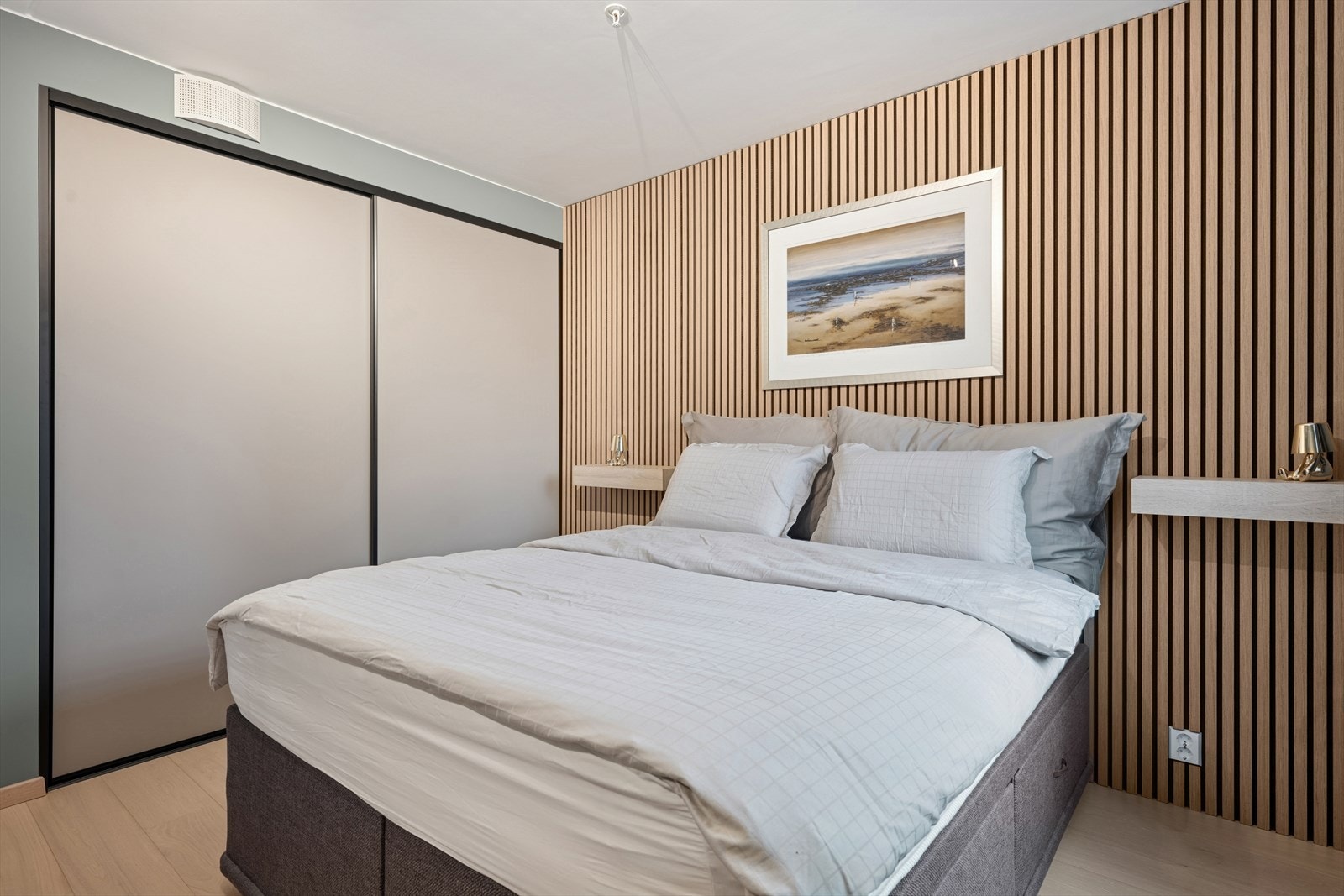 Flott soverom for ro og en god natts søvn. God garderobeløsning med plassbygd garderobeskap. Galleribilde