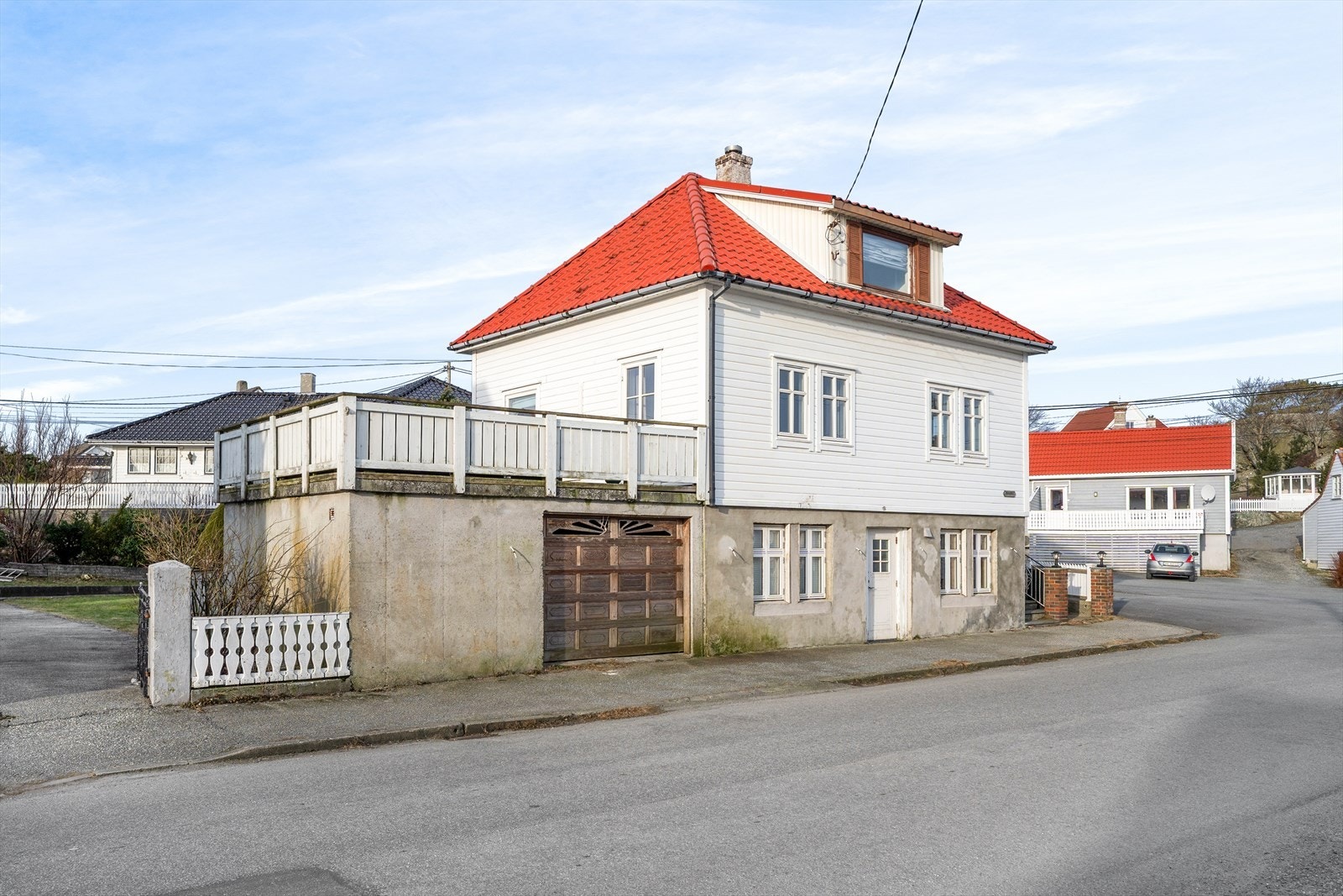 Hele grunnmuren er slipt ned og påført ny overflatebehandling. Arbeidet er ikke ferdigstilt. Galleribilde