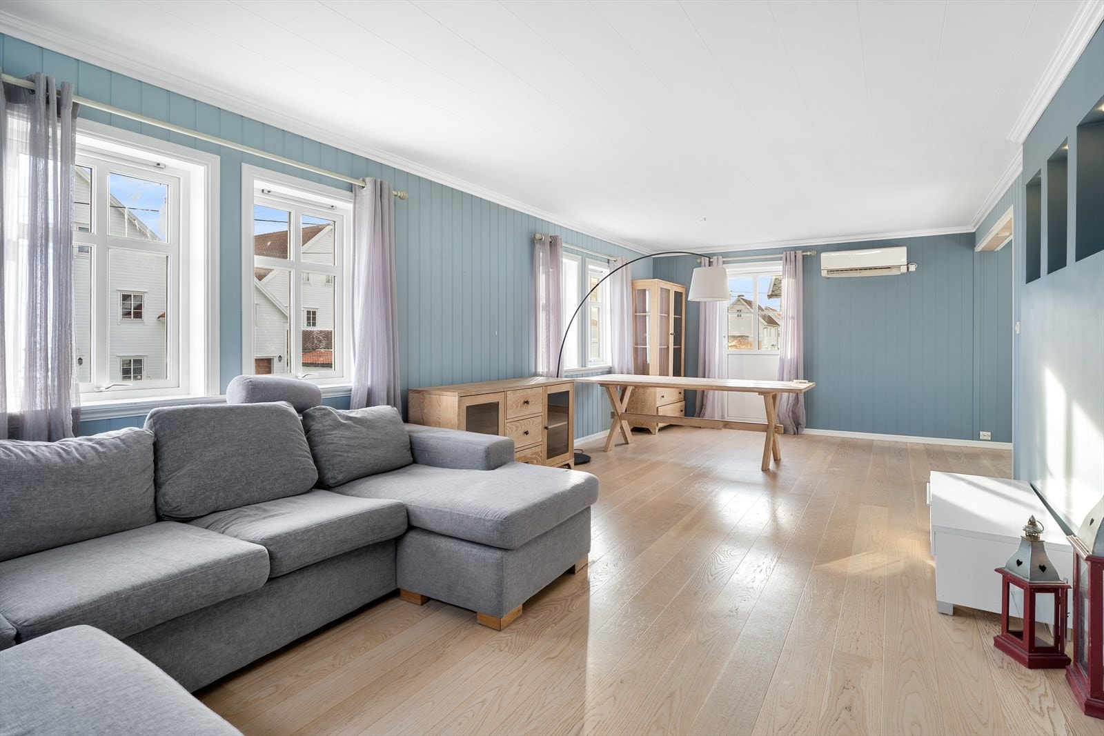 Romslig stue med god plass til møblering og store vindusflater som gir godt lysinnslipp. Galleribilde