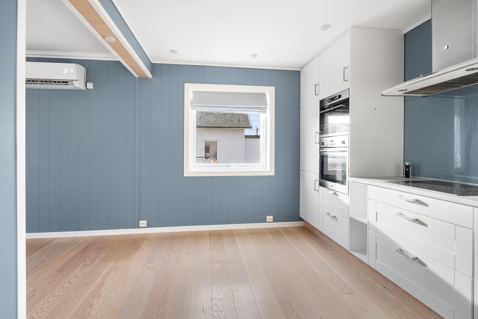 Romslig kjøkken med åpen løsning til stue. Galleribilde