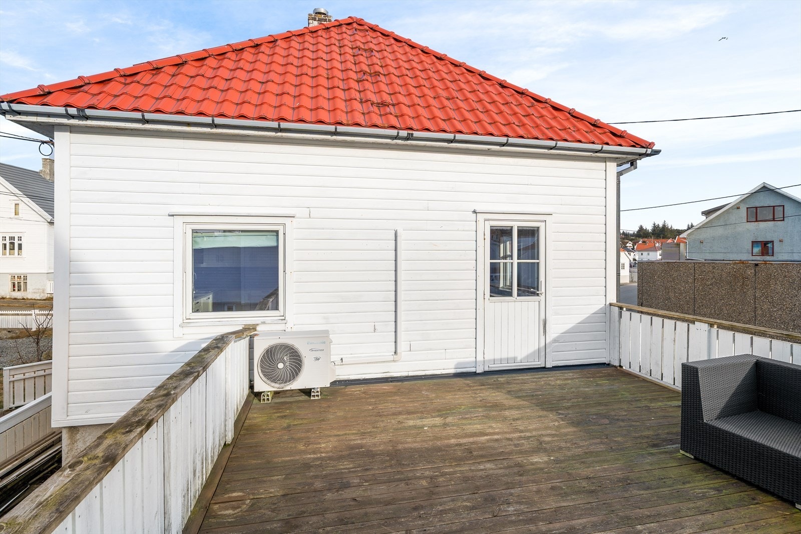 Stor terrasse over garasje. Utgang til terrasse fra stue/kjøkken. Galleribilde