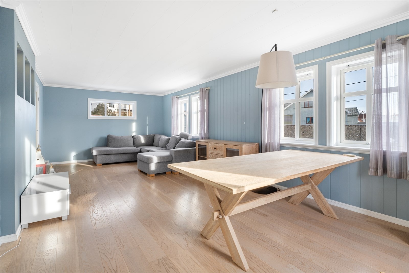 Det meste som står i boligen følger med i handelen (senger, garderobeskap, hvitevarer, sofa, bord, stoler og vaskemaskin osv) Galleribilde